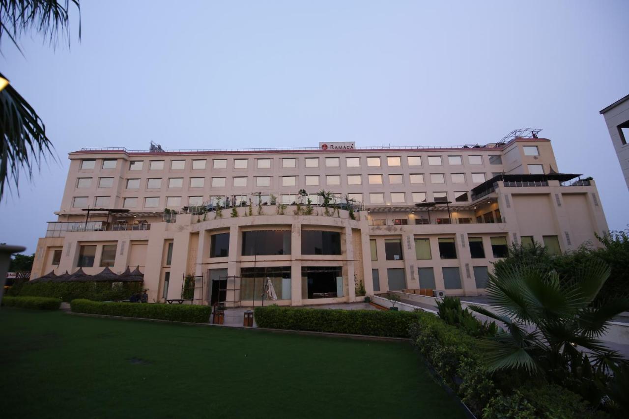 Ramada Neemrana Hotel Exterior foto