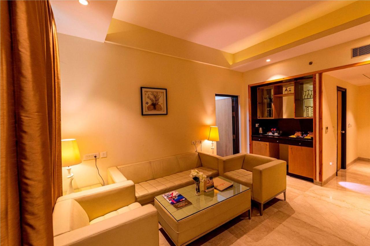 Ramada Neemrana Hotel Exterior foto