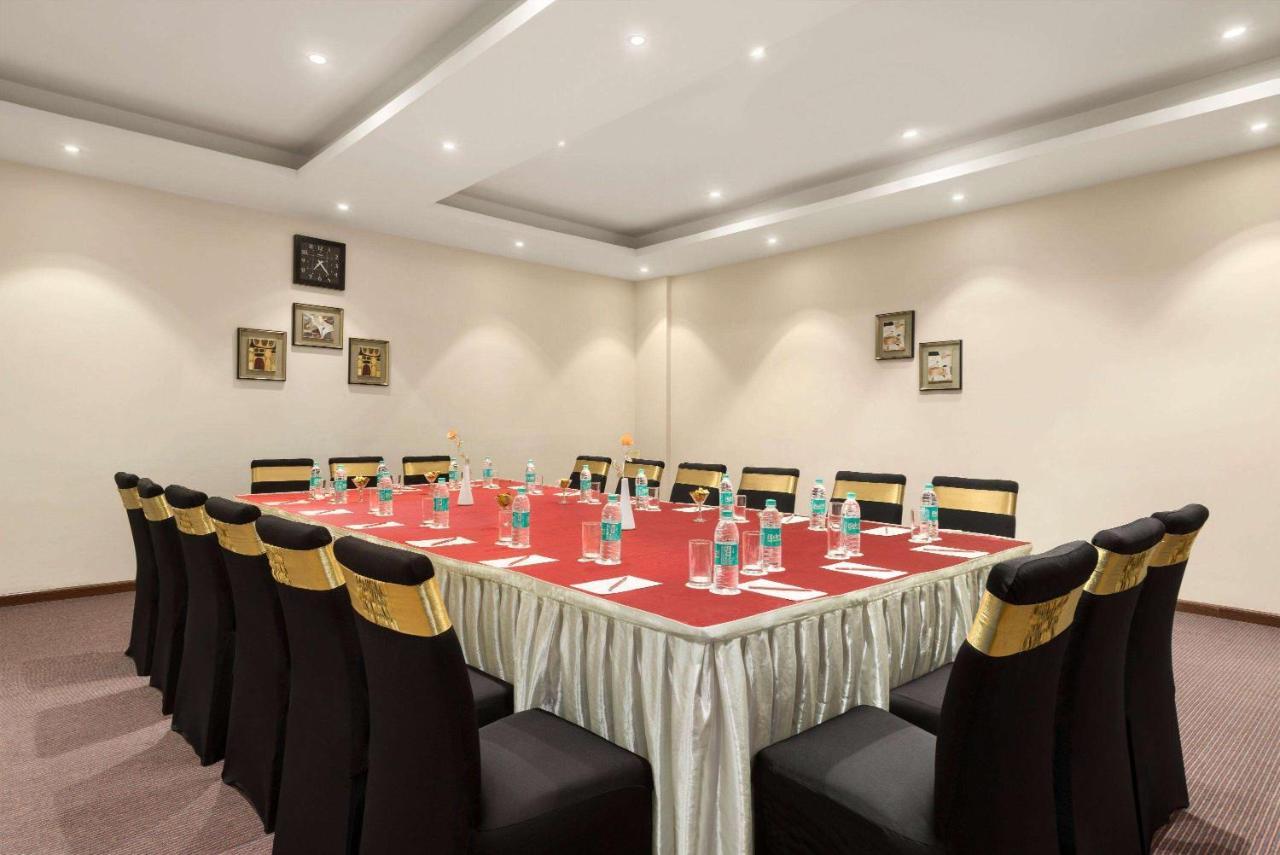 Ramada Neemrana Hotel Exterior foto