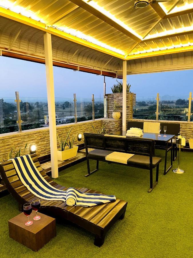 Ramada Neemrana Hotel Exterior foto