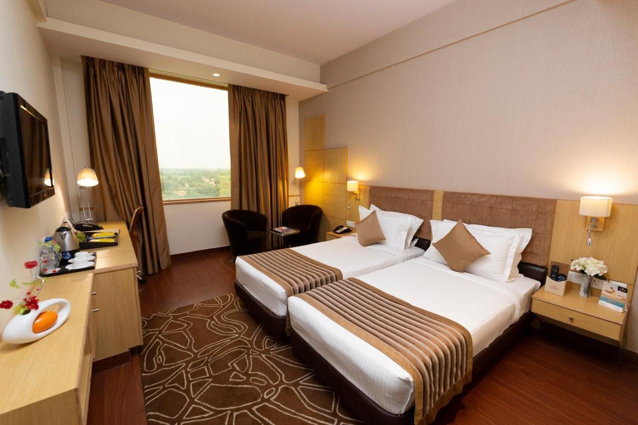 Ramada Neemrana Hotel Exterior foto