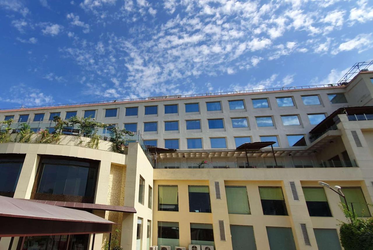 Ramada Neemrana Hotel Exterior foto
