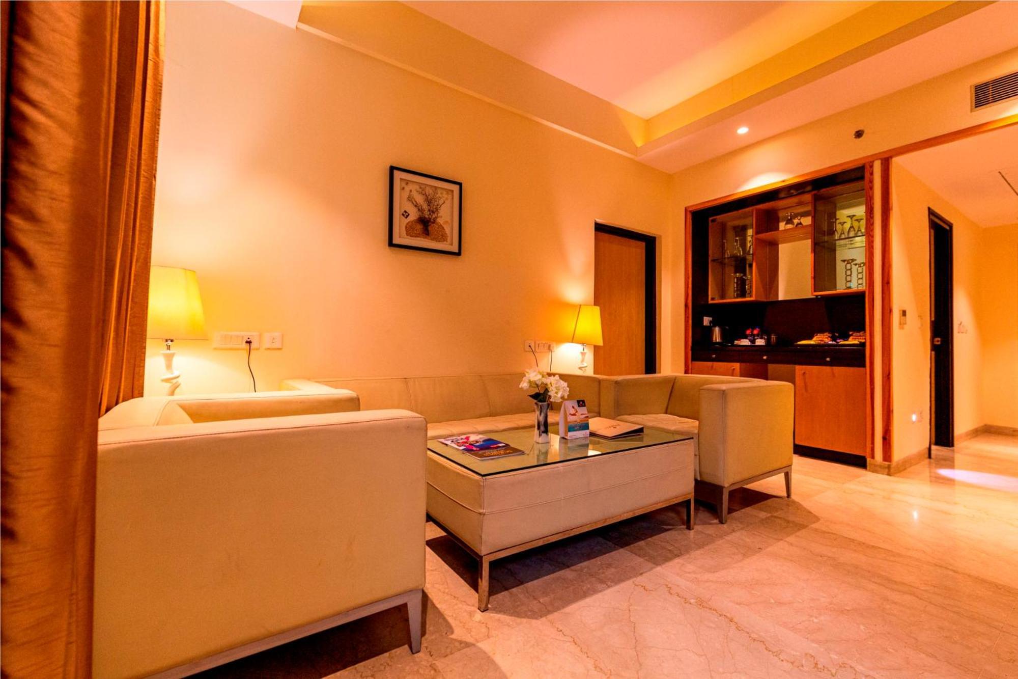Ramada Neemrana Hotel Exterior foto